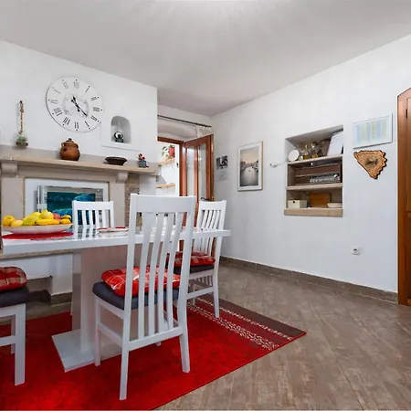 Saby A2+2 - Grill & Free Parking In shadow! Apartment Poreč